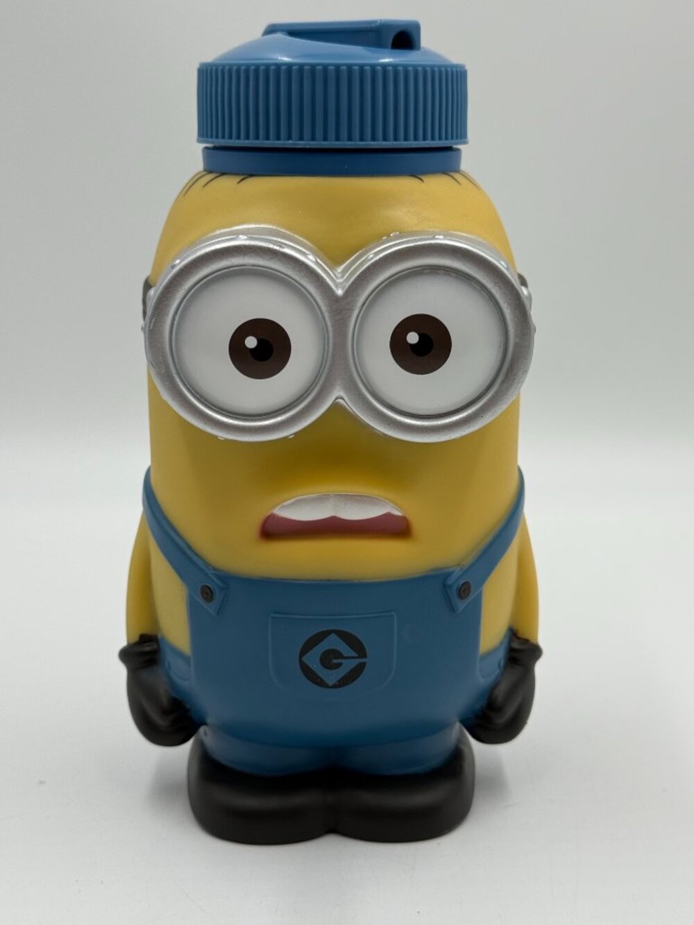 Universal Studios Exclusive Despicable Me Minion Sipper Cup Water Bottle 9"